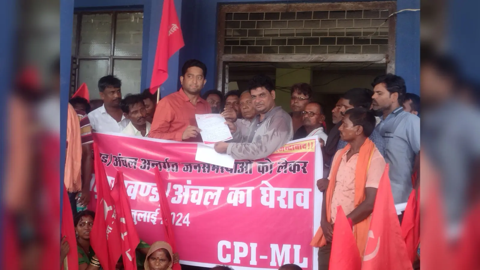 60 हजार से अधिक का आय प्रमाण पत्र मिलने पर भाकपा माले ने किया प्रदर्शन