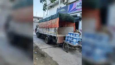 मुहल्ले की गली में ट्रक लगाने व अश्लील गाने बजाने से लोग परेशान