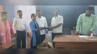 विद्यार्थियों के बीच किया गया एफएलएन किट का वितरण
