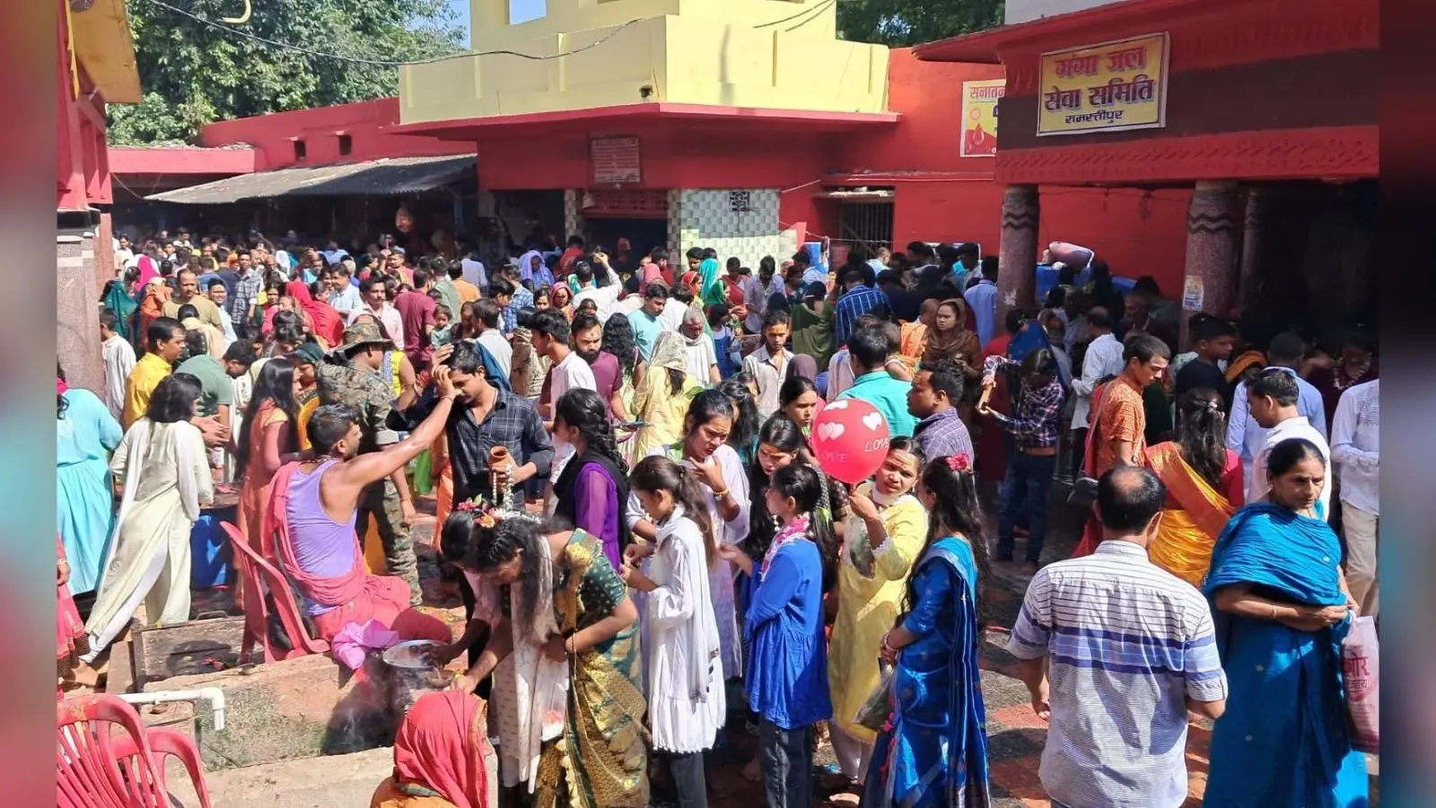 सोमवारी : शिवमंदिरों में उमड़े भक्त, हर हर महादेव के नारों से गूंजा इलाका