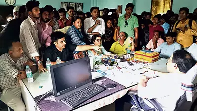 धकेलकर छात्रों ने निकाला कक्ष से बाहर : कुलपति