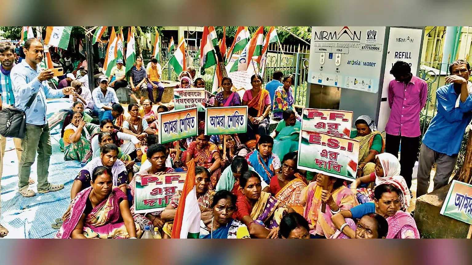 मजदूरी बढ़ाने को दुर्गापुर नगर निगम के हजारों सफाईकर्मी आंदोलन पर