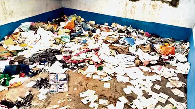 वोटर कार्ड, चुनावी दस्तावेज, कचरे के ढेर से बरामद