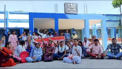 एनएचएम कर्मियों का हड़ताल जारी, सीएस कार्यालय के समीप धरना देकर किया विरोध प्रदर्शन