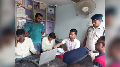 रेलवे ई-टिकट की कालाबाजारी के आरोप में कैफे संचालक को पकड़ा