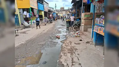 सड़क पर बह रहा नाले का गंदा पानी, जिम्मेदार उदासीन