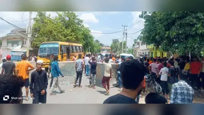 बिजली की समस्या को लेकर ग्रामीणों ने की सड़क जाम, फंसे रहे कांवरिया वाहन