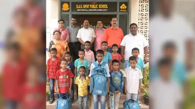 बिरहोर बच्चों के लिए नि:शुल्क पठन सामग्री व यूनिफॉर्म का वितरण
