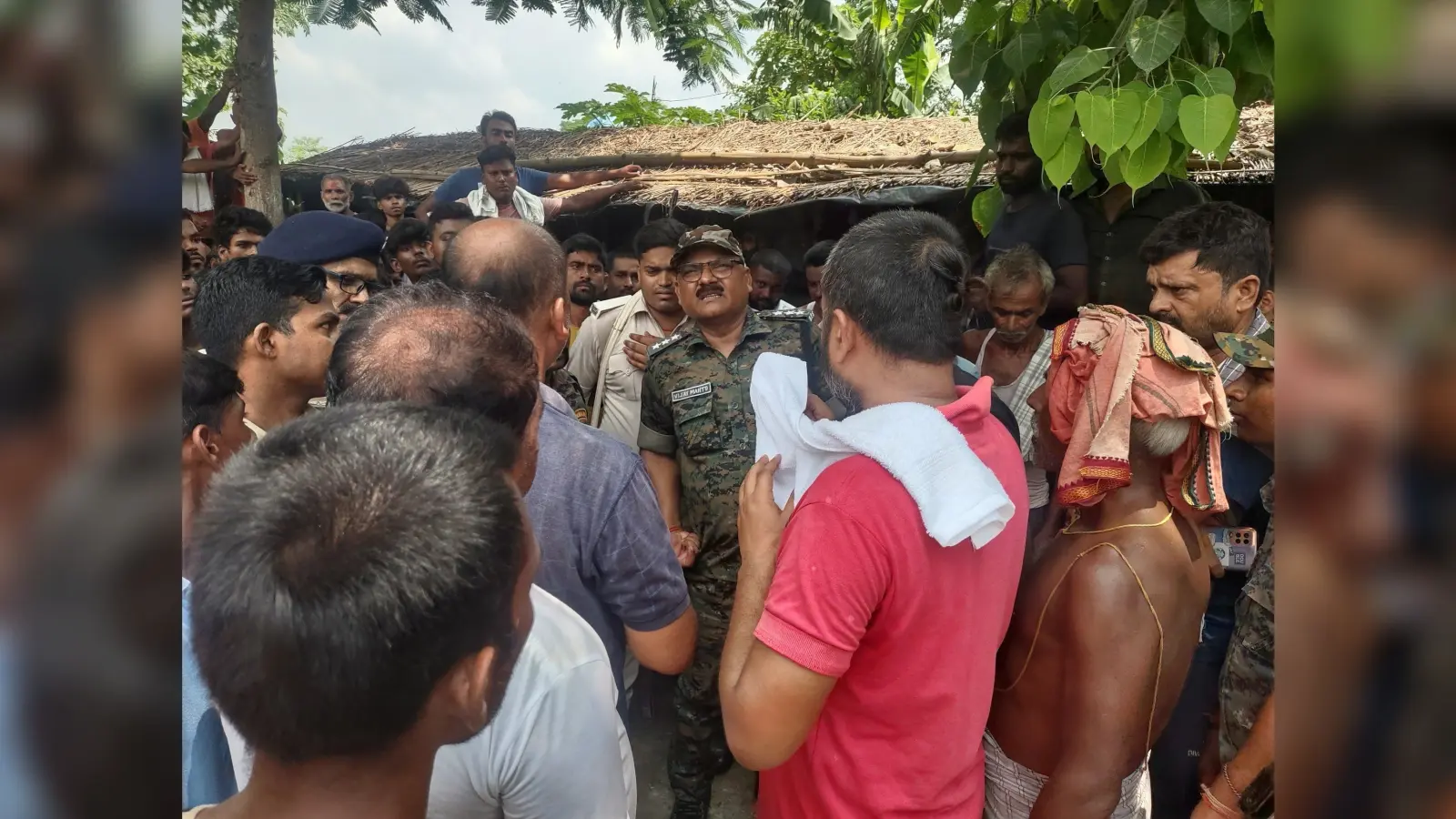पुलिस के रवैया के खिलाफ ग्रामीणों ने शव के साथ सड़क जाम कर किया प्रदर्शन