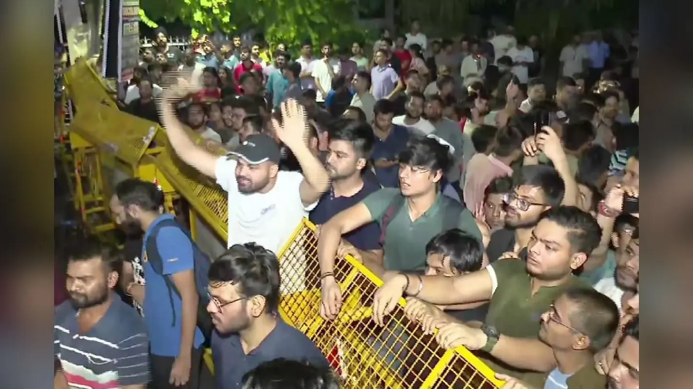 Delhi News: दिल्ली सरकार के खिलाफ छात्रों का प्रदर्शन, कोचिंग के बेसमेंट में पानी भरने से हुई 3 छात्रों की मौत