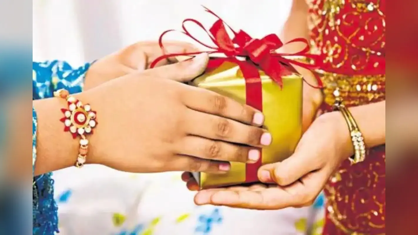 Raksha Bandhan Gifts Idea: 1000 रुपए के बजट में ही खरीदिये ये 5 गिफ्ट्स अपनी अनोखी बहन के लिए