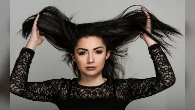 Hair Care Tips: सोने से पहले बालों में ऑइल लगाने वाले हो जाएं सावधान, बढ़ सकती है परेशानी