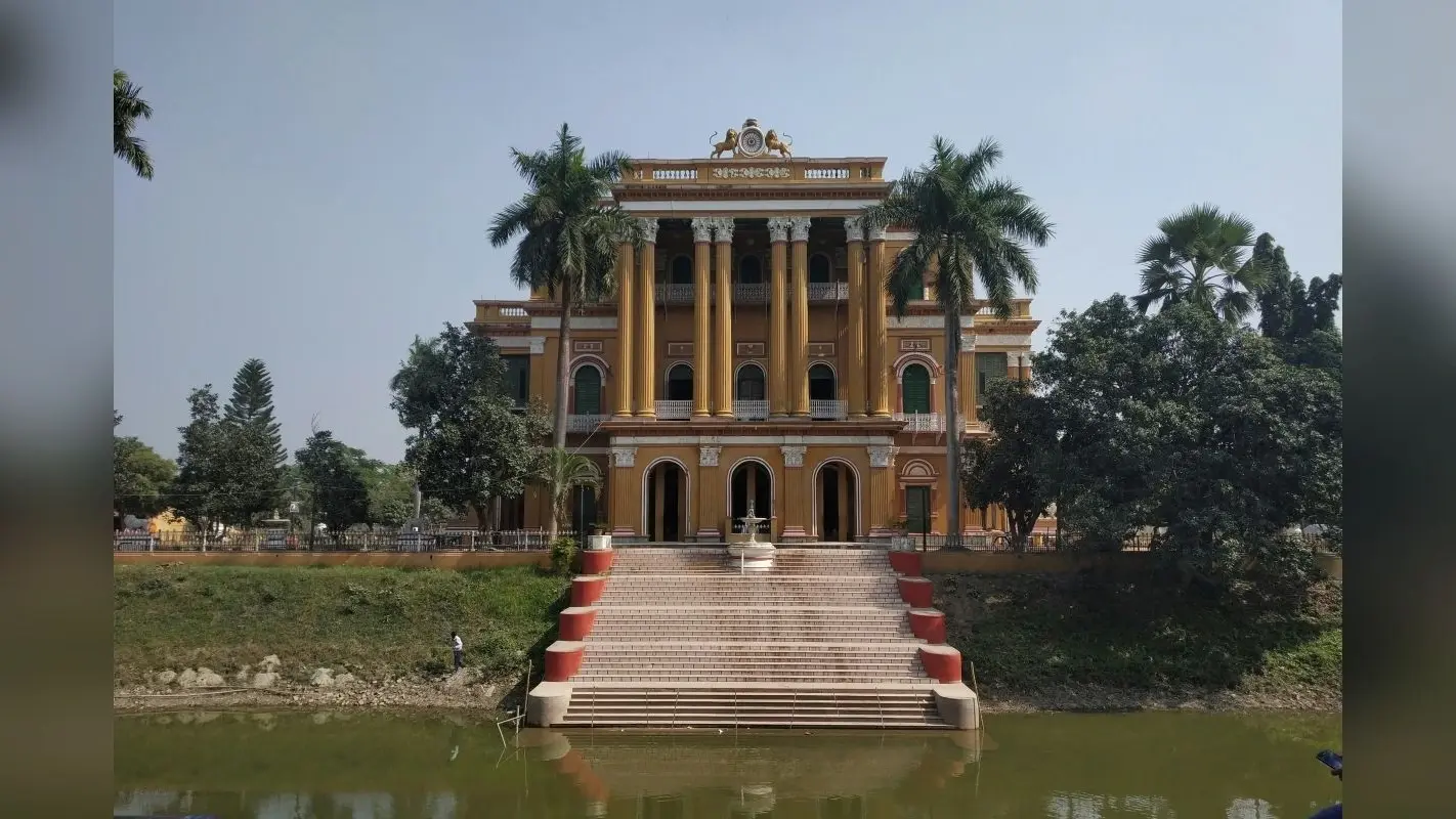 West Bengal Tourism: हजारद्वारी पैलेस में जाने के लिए एक नहीं 1000 दरवाजे