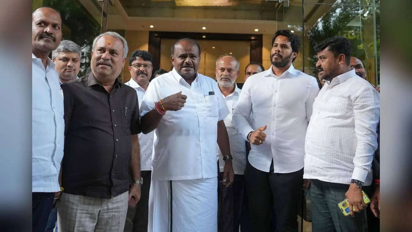 HD Kumaraswamy: एचडी कुमारस्वामी कर रहे थे प्रेस कॉन्फ्रेंस, अचानक नाक से बहने लगा खून, अस्पताल में भर्ती