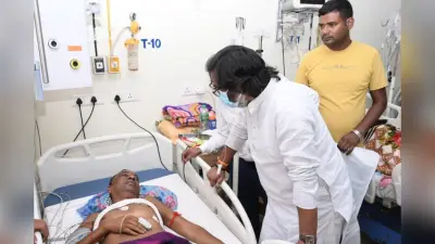 Jharkhand News: सीएम हेमंत सोरेन पहुंचे रिम्स, ट्रॉमा सेंटर में भर्ती गिरिडीह के झामुमो जिला सचिव महालाल सोरेन से की मुलाकात