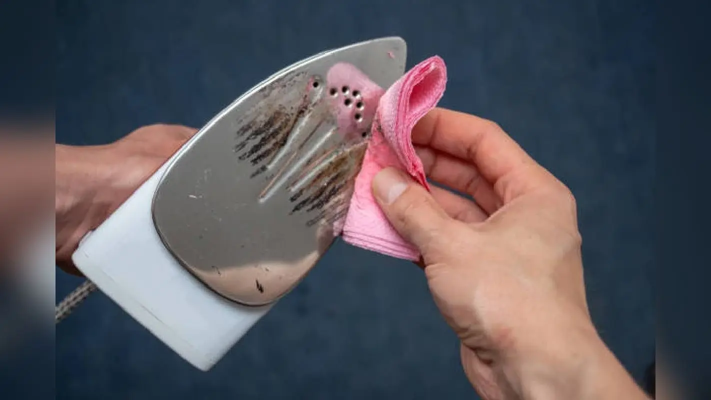 How to Clean Iron: आयरन को कैसे साफ करें? फॉलो करें ये टिप्स और ट्रिक्स