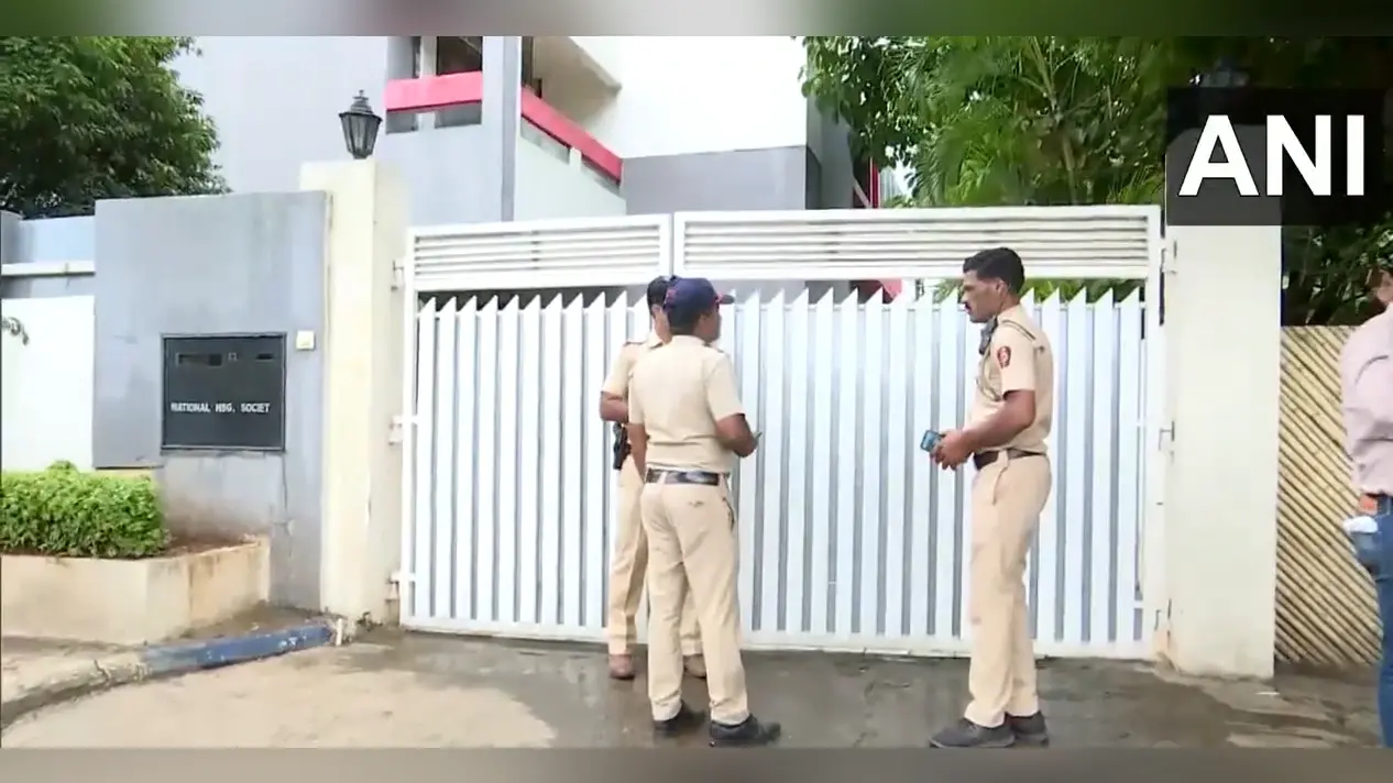 Pooja Khedkar: ट्रेनी IAS पूजा खेडकर के खिलाफ एक्शन जारी, पूणे स्थित आवास में गिराया गया अवैध निर्माण