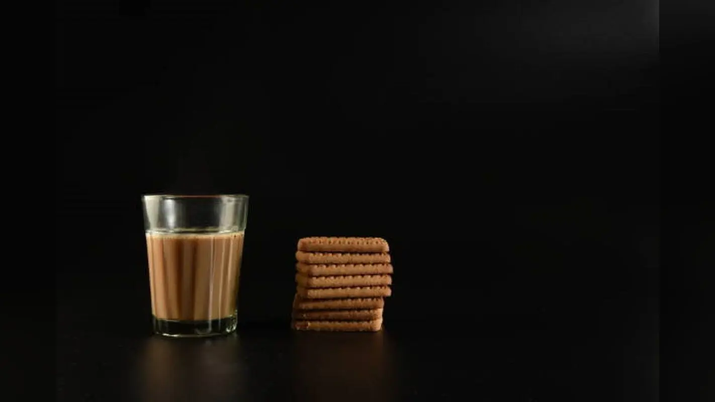 Health Tips: आपको बीमार कर सकती है चाय के साथ बिस्किट खाने की आदत, जानिए कारण