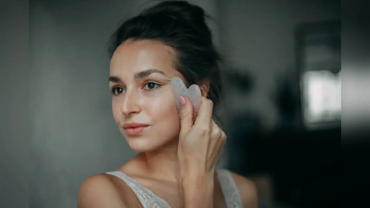 Skin care: अपने डल चेहरे पर निखार लाने के लिए इस तरह करें फेस मसाज