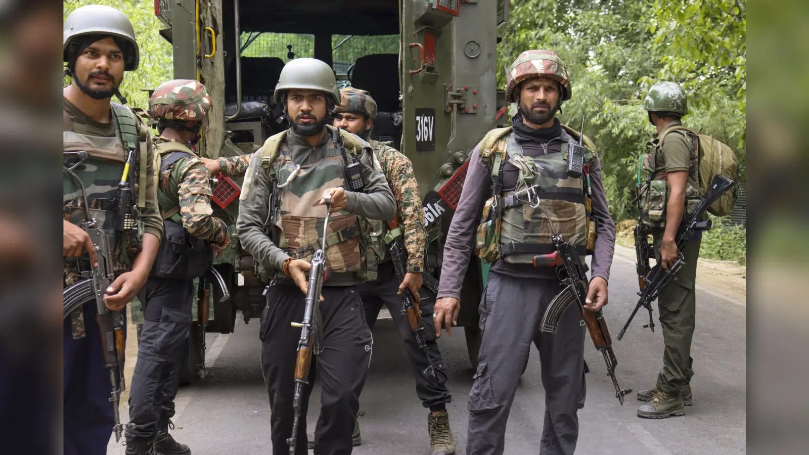 Jammu Kashmir: राजौरी में सेना की चौकी पर आतंकी हमला, जवानों ने भी संभाला मोर्चा, एक आतंकवादी ढेर