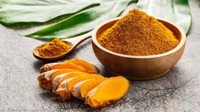Beauty Tips : चेहरे पर कच्ची हल्दी लगानें से खत्म होंगे दाग, ब्यूटी रूटीन में ऐसे करें शामिल
