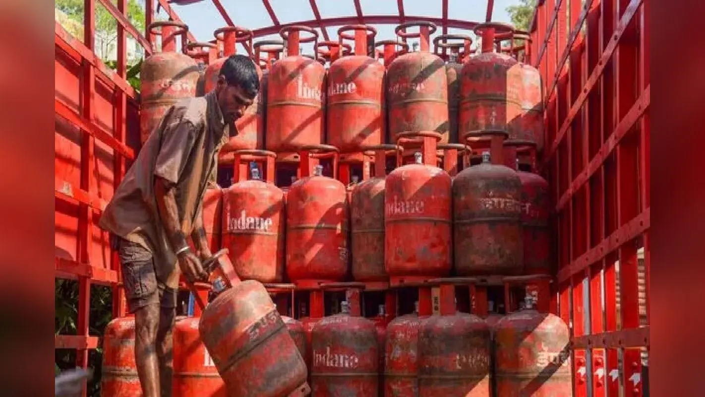 LPG Price Hike: महंगा हो गया एलपीजी सिलेंडर, जानें दिल्ली से मुंबई तक कितने बढ़े दाम