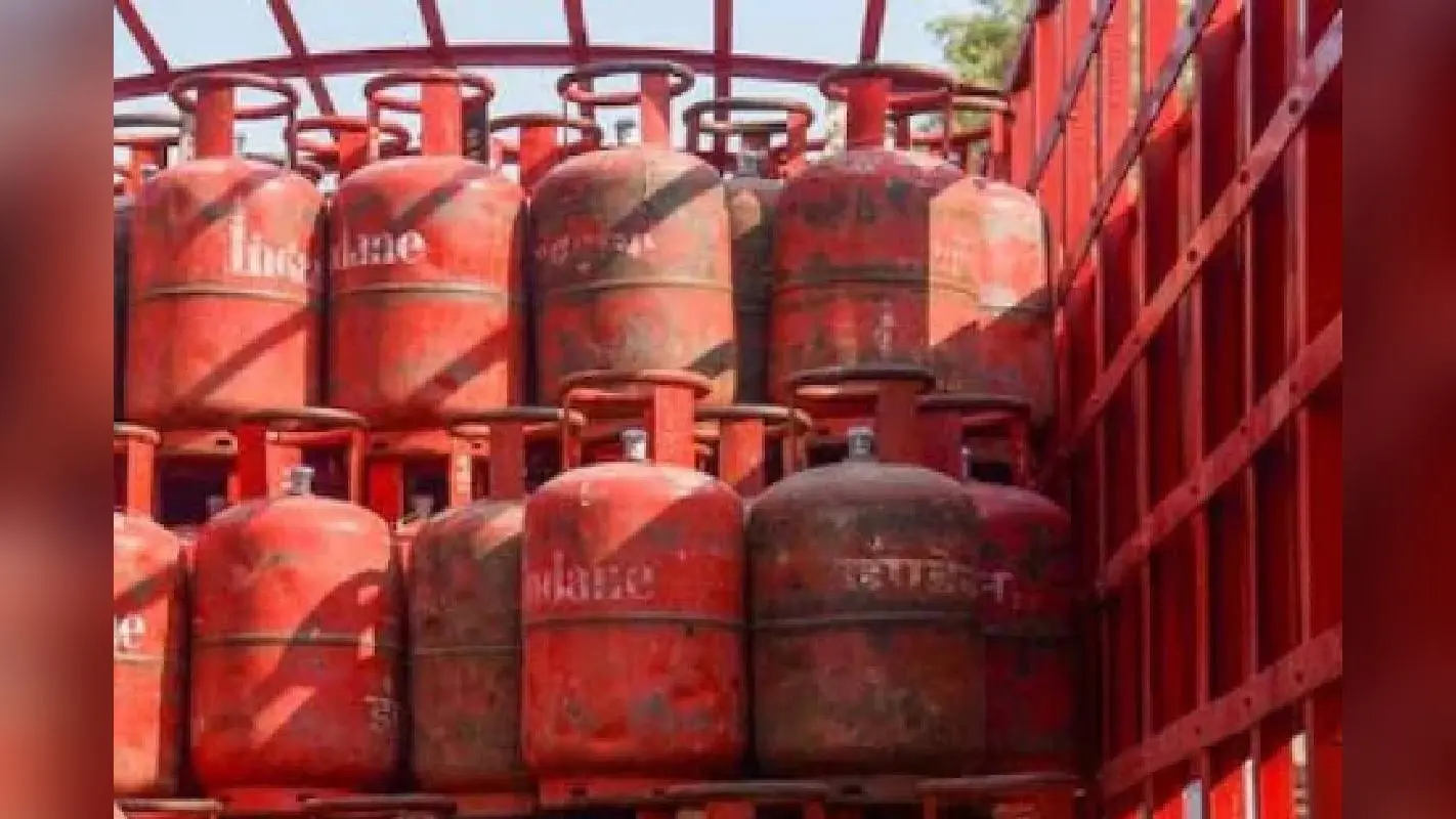 LPG Cylinder Price : महीने के पहले दिन सस्ता हो गया एलपीजी सिलेंडर, जानिए नए रेट्स
