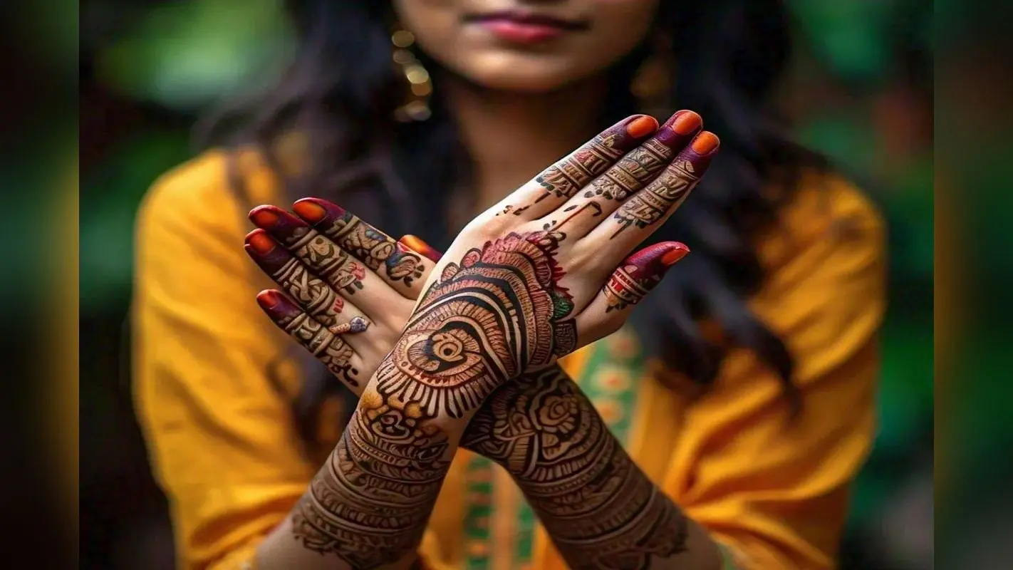 Latest Mehndi Design: लगाना चाहती हैं यूनिक और ट्रेंडी मेहंदी, यहां देखें डिजाइन