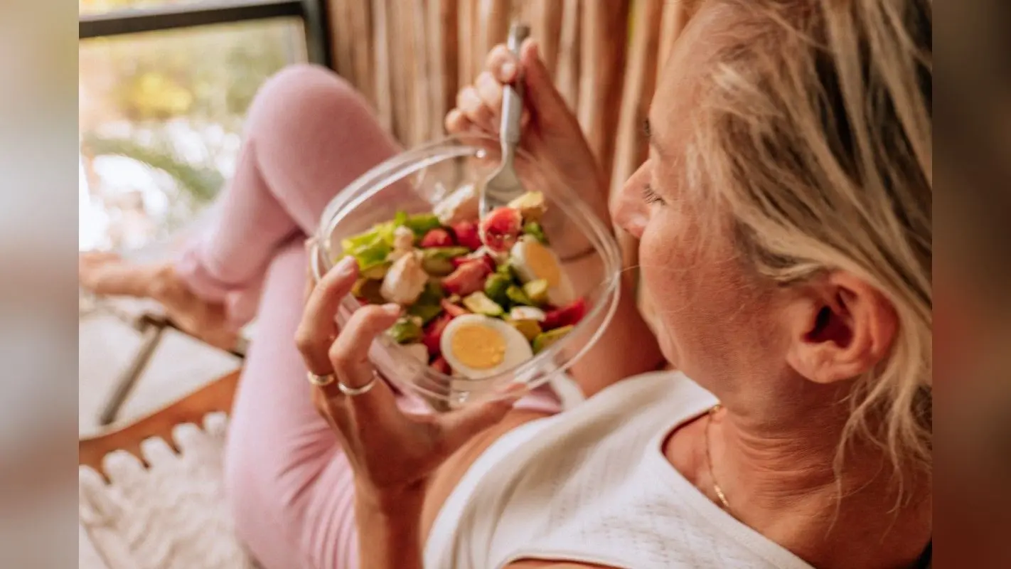 Menopause Fitness: 40 की उम्र के बाद पीरियड बंद होने पर महिलाओं को क्या खाएं चाहिए?