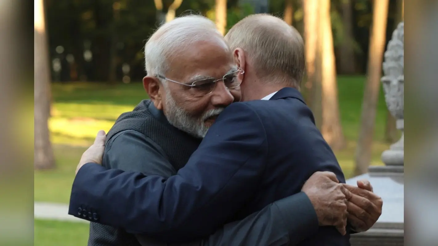 PM Modi Russia Visit: पीएम मोदी ने व्लादिमीर पुतिन को लगाया गले तो जेलेंस्की को लगी मिर्ची, कह दी बड़ी बात
