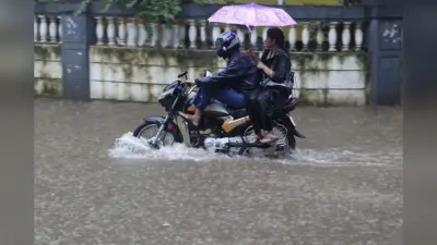 Monsoon Bike Riding Tips: बारिश के मौसम में बाइक चलाते वक्त इन बातों का रखें ध्यान