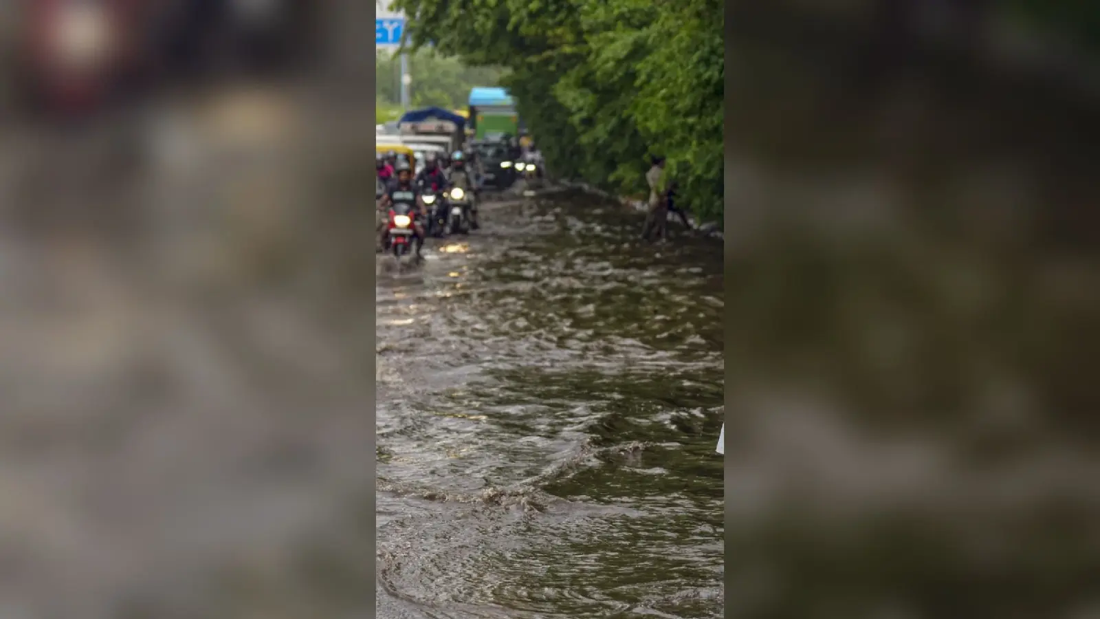 Weather Updates: बारिश से हाहाकार, यूपी में 24 घंटे में 11 लोगों की मौत, मुंबई में अलर्ट पर प्रशासन