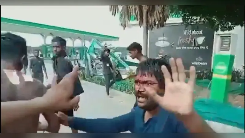 Muzaffarnagar News: मुजफ्फर नगर में कावंड़ियों का उत्पात, पेट्रोल पंप में तोड़फोड़, कर्मचारी को पीटा