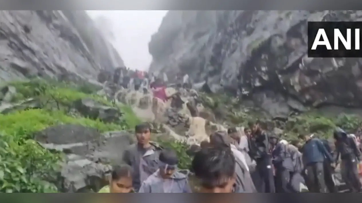 Nashik Anjaneri Rescue: 6 घंटे का ऑपरेशन… बचाई गई अंजनेरी किले में फंसे करीब 200 पर्यटकों की जान, देखें Video