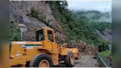 नेपाल बस हादसा: 65 यात्रियों में अब तक 19 के शव मिले, शेष की तलाश जारी…