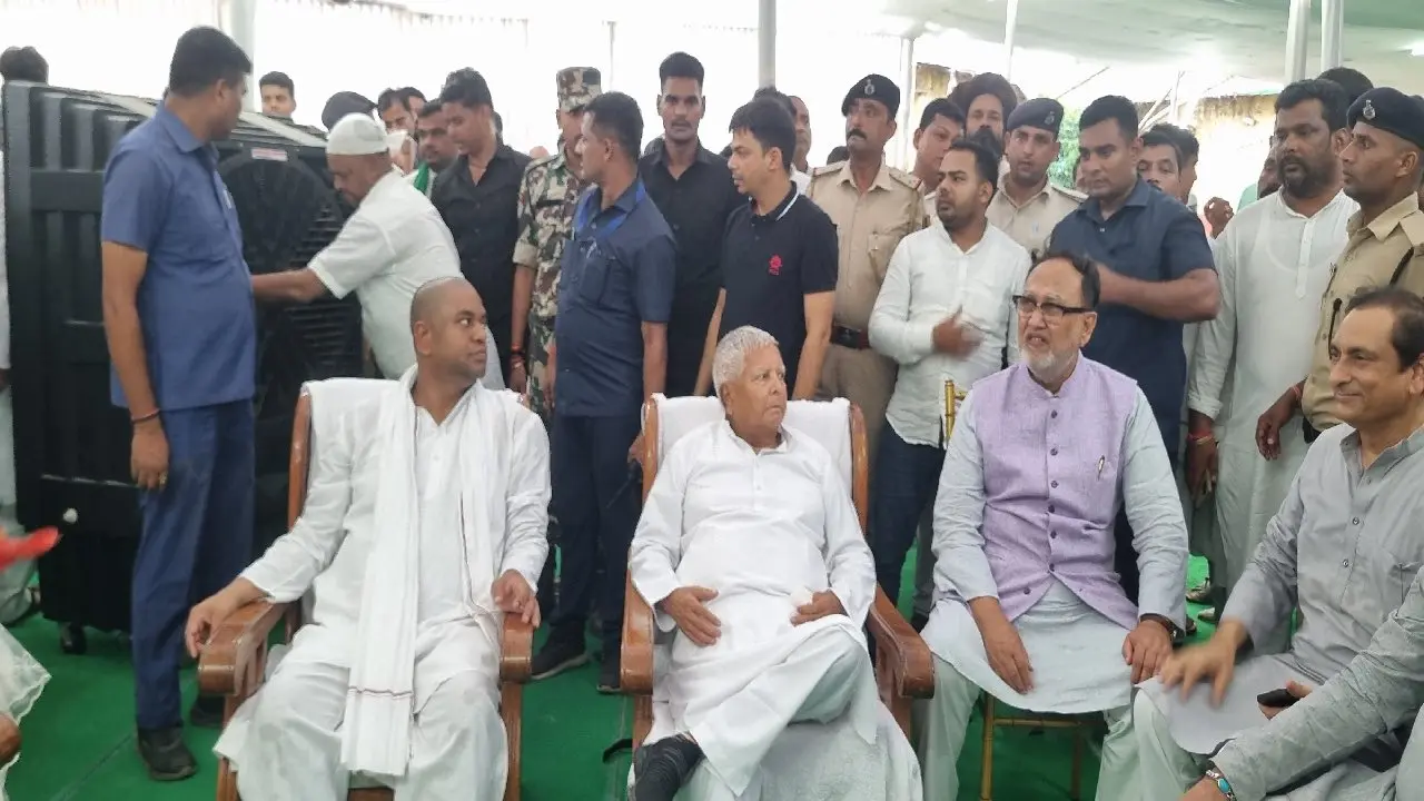 Bihar News: लालू प्रसाद ने वीआइपी सुप्रीमो मुकेश सहनी से की मुलाकात, पिता की मौत पर जतायी गहरी संवेदना