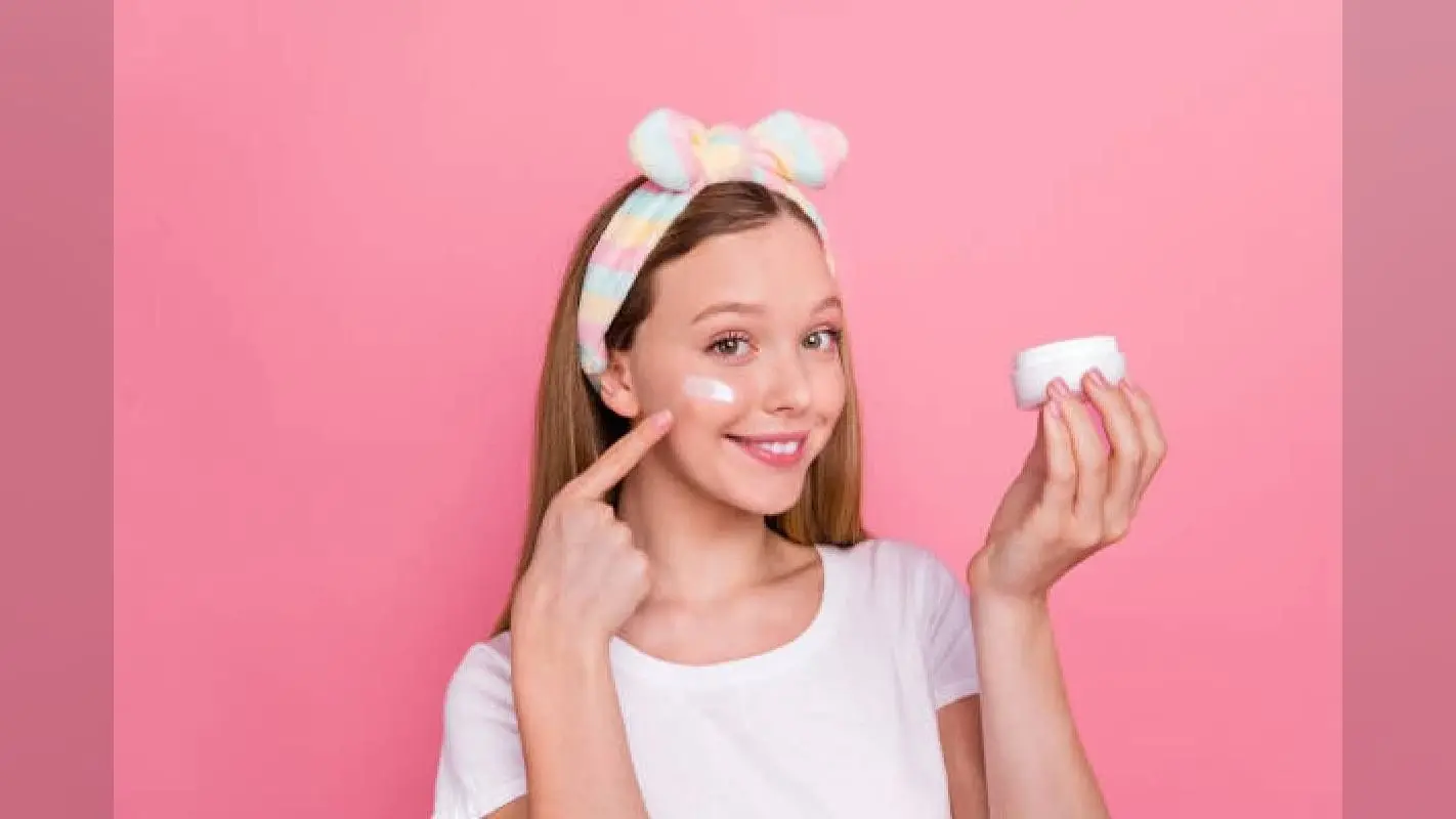 2-Minute Beauty Hacks: आज ही फॉलो करें ये 2 मिनट ब्यूटी हैक्स जो आपकी त्वचा को रखे ग्लोइंग, जानें