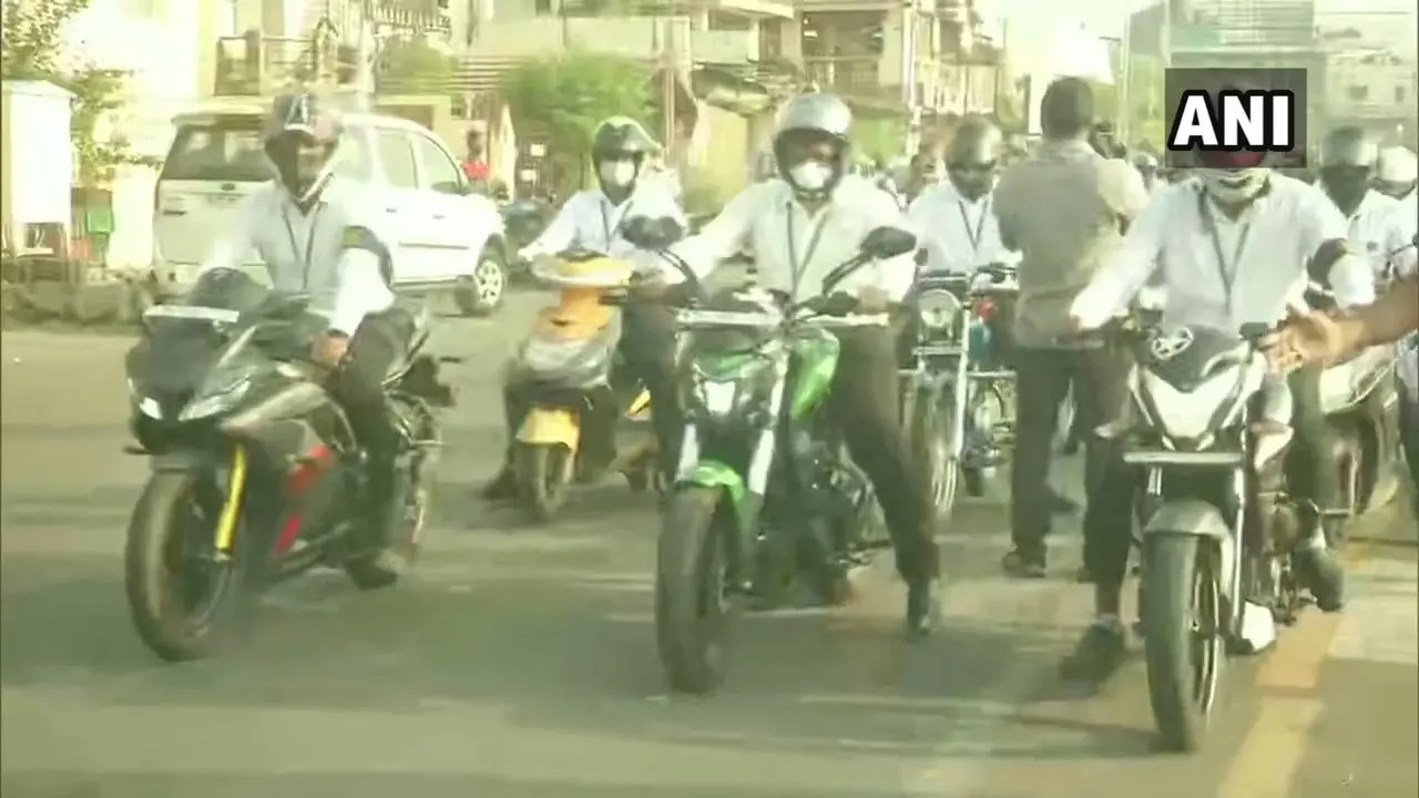 New Rule For Two Wheeler: टू-व्हीलर में पीछे बैठे शख्स से की बात तो खैर नहीं… भरना पड़ सकता है भारी जुर्माना