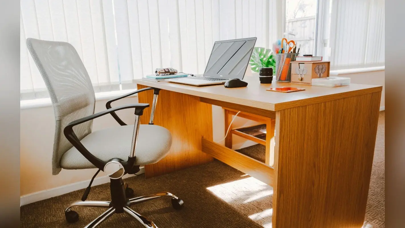 Vastu Tips: ऑफिस में कर दें ये छोटे बदलाव, खुल जाएंगे तरक्की के द्वार