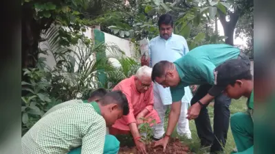Ranchi News: हिनू यूनाइटेड उच्च विद्यालय में पौधरोपण, जीवन बचाने का लिया संकल्प