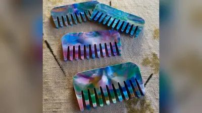 Haircare Tips : आज ही छोड़ दें प्लास्टिक के कंगों से बाल सुलझाना, अपनाएं दूसरे उपाय