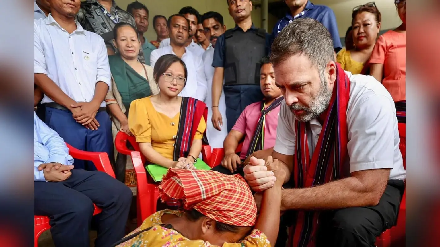 Assam Flood: राहुल गांधी का हाथ पकड़कर रो पड़ी महिला, देखें तसवीर