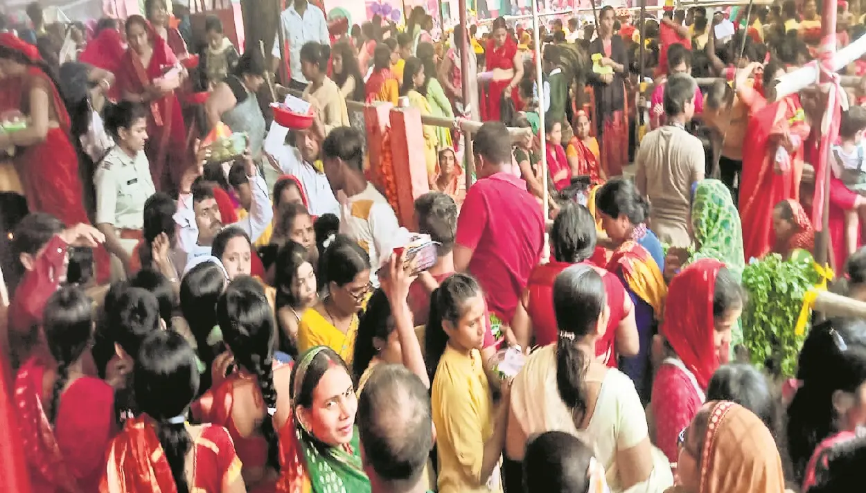 सासाराम में अच्छी खेती के लिए बजरंगबली की पूजा, हनुमान मंदिर में उमड़ी महिलाओं की भीड़