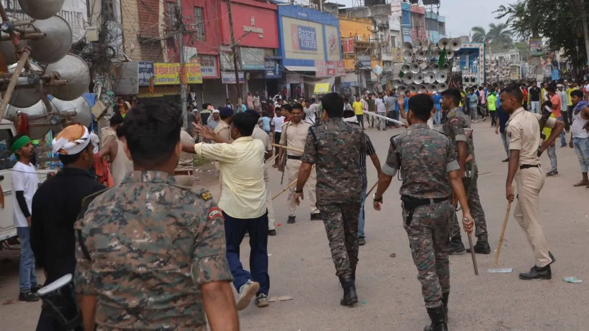 Bihar: सीतामढ़ी में ताजिया जुलूस के दौरान दो पक्ष आपस में भिड़े, पुलिस ने लाठीचार्ज कर खदेड़ा…