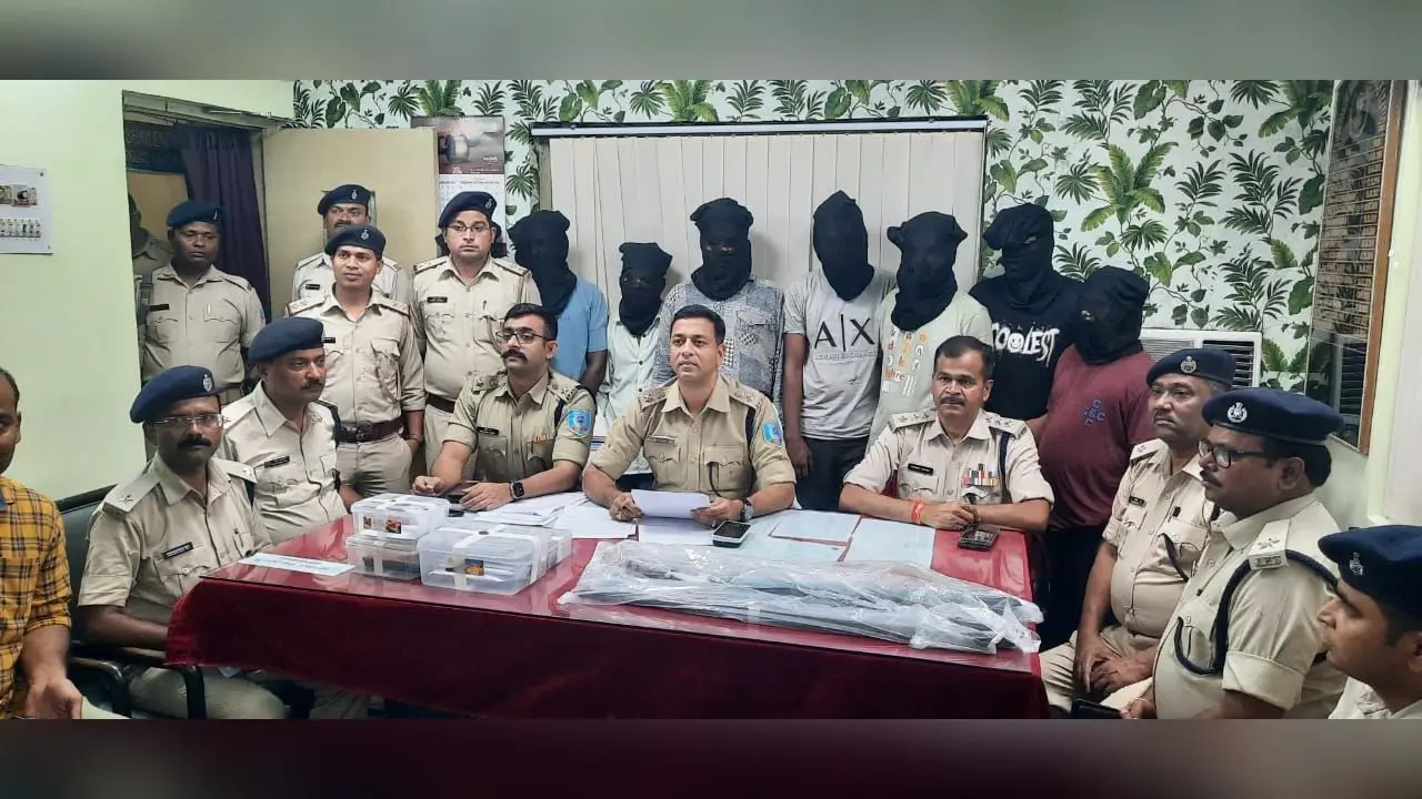 शराब दुकान लूटकांड में अंतरराज्यीय गिरोह के आठ अपराधी गिरफ्तार, 55 पेटी विदेशी शराब जब्त