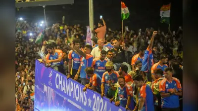 Victory Parade: फैन्स का जनसैलाब देख अभिभूत हुए वर्ल्ड चैंपियन, विराट-रोहित ने जो बोला जानकर हो जाएगा प्यार