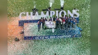 टीम इंडिया पर पैसे की बारिश, BCCI ने दिया करोड़ो रुपये का चेक