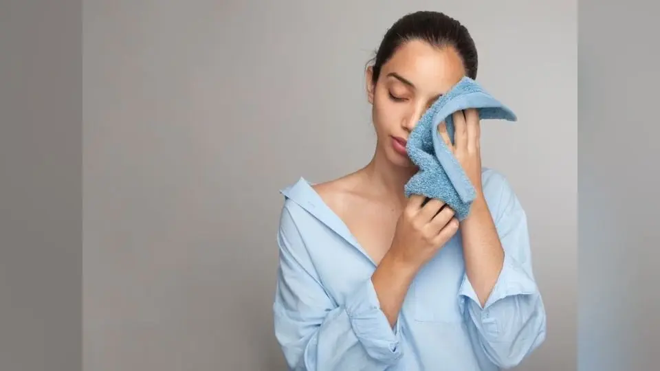 Skincare Tips : गीले फेस पर टॉवल का उपयोग न करें, छीन लेगा आपके फेस का ग्लो जानिए दुष्परिणाम