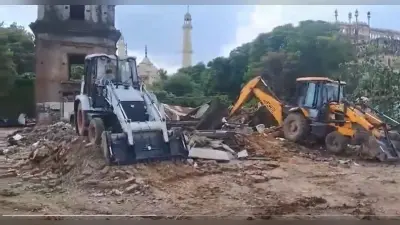 UP News: लखनऊ में फूल मंडी पर चला बुलडोजर, प्रशासन ने खाली कराई दुकानें