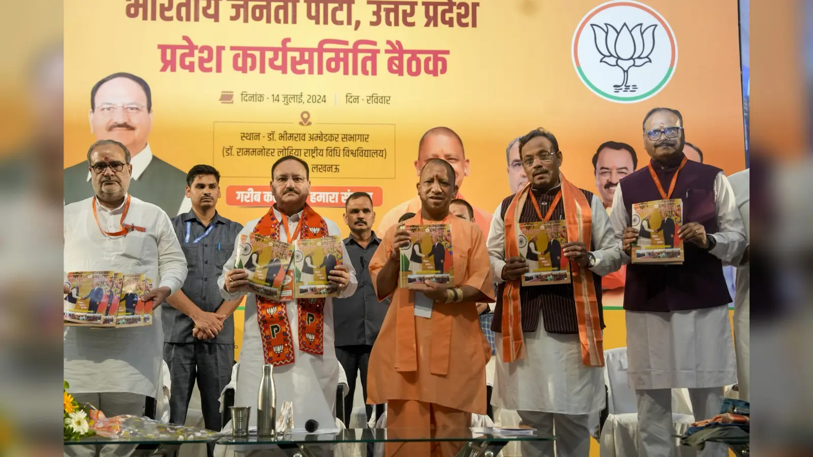 UP Politics: यूपी में सियासी हलचल तेज, पीएम मोदी से मिले भूपेंद्र चौधरी, राज्यपाल आनंदीबेन से सीएम योगी ने की मुलाकात